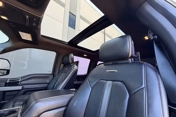 Điểm đặc biệt nằm ở hệ thống treo tùy biến, cho phép điều chỉnh độ cao từng trục. Xe có thể chạy với bộ lốp 46 inch cỡ lớn, hoặc hạ xuống cấu hình 36 inch phù hợp sử dụng thông thường.