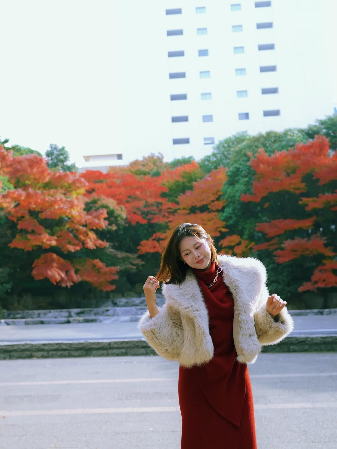 Nụ cười tươi tắn quen thuộc kết hợp ánh mắt dịu dàng khiến Việt Phương Thoa được ví như “nàng thơ” giữa khung cảnh mùa thu Nhật Bản.