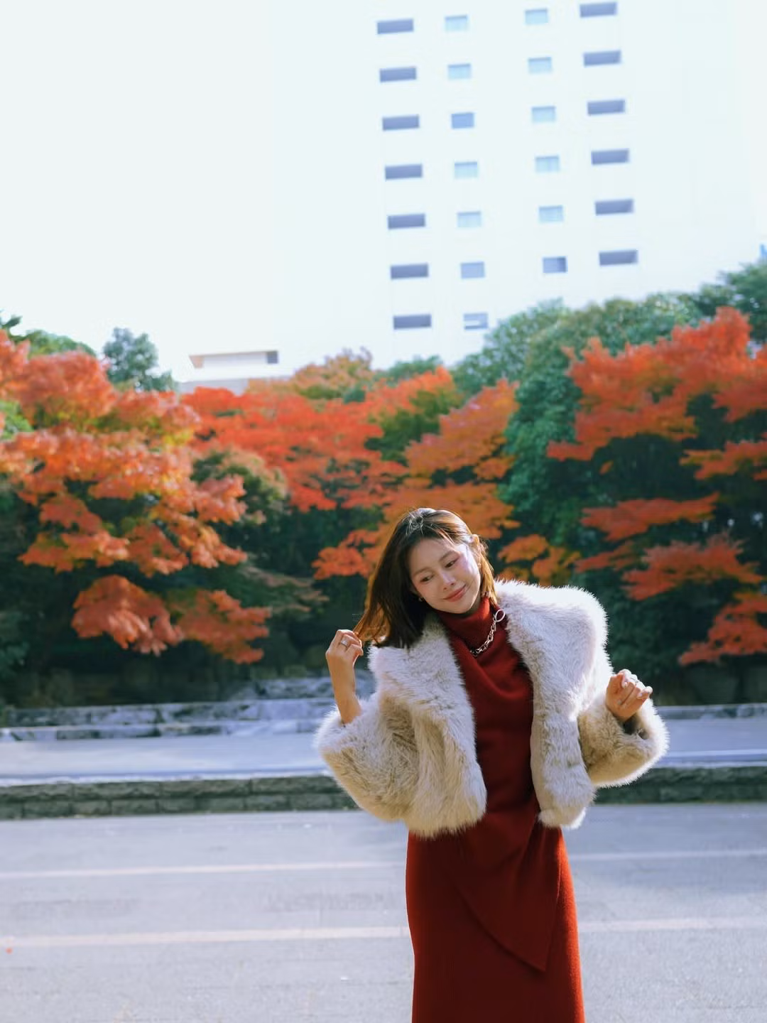 Nụ cười tươi tắn quen thuộc kết hợp ánh mắt dịu dàng khiến Việt Phương Thoa được ví như “nàng thơ” giữa khung cảnh mùa thu Nhật Bản.