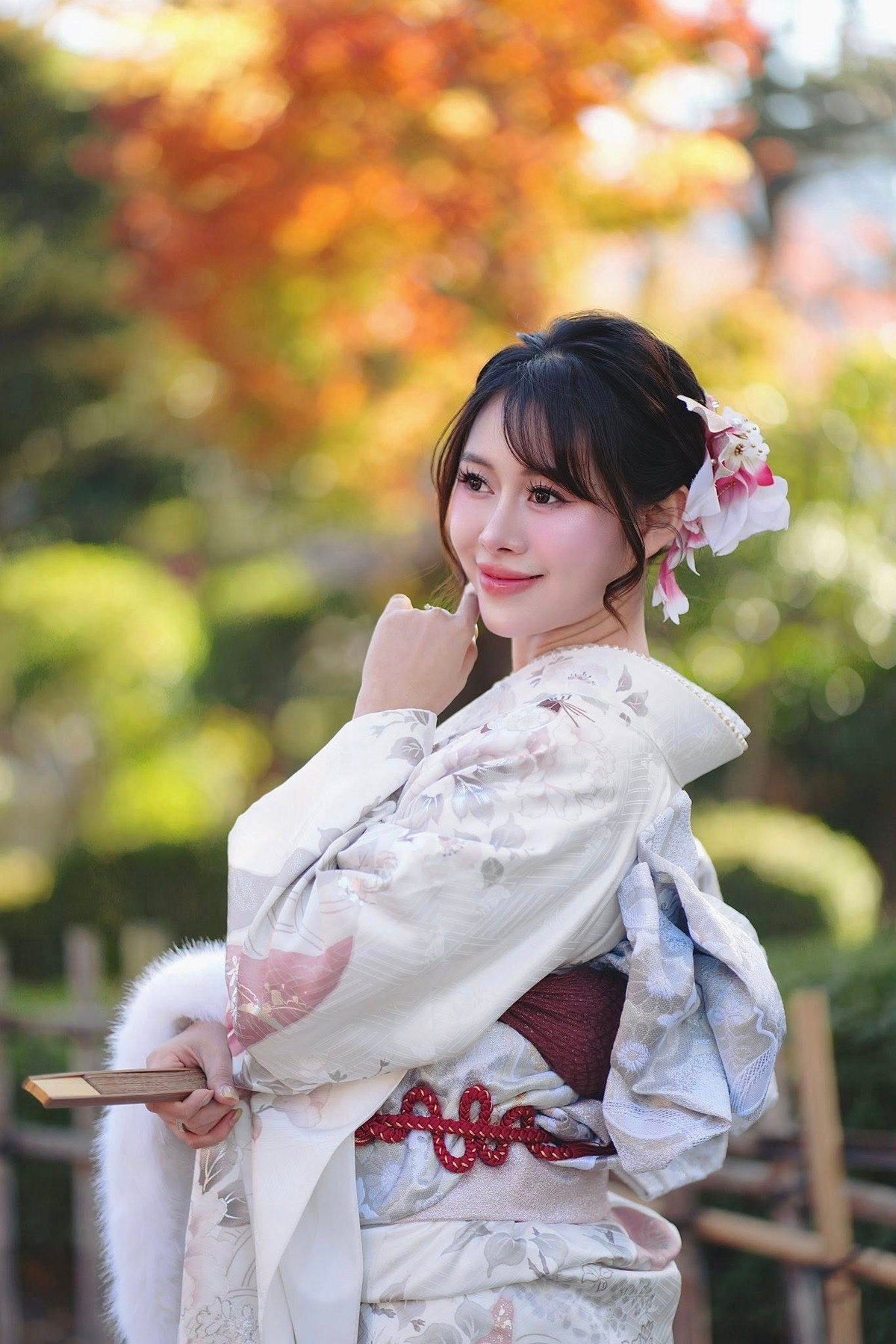 Những video hài hước, tình huống đời thường, đặc biệt là series “Nữ chủ tịch giả danh…” đã giúp Phương Thoa nhanh chóng phủ sóng mạng xã hội và sở hữu lượng người theo dõi “khủng” lên tới gần 15 triệu trên TikTok cùng hơn 2 triệu người theo dõi trên Facebook.