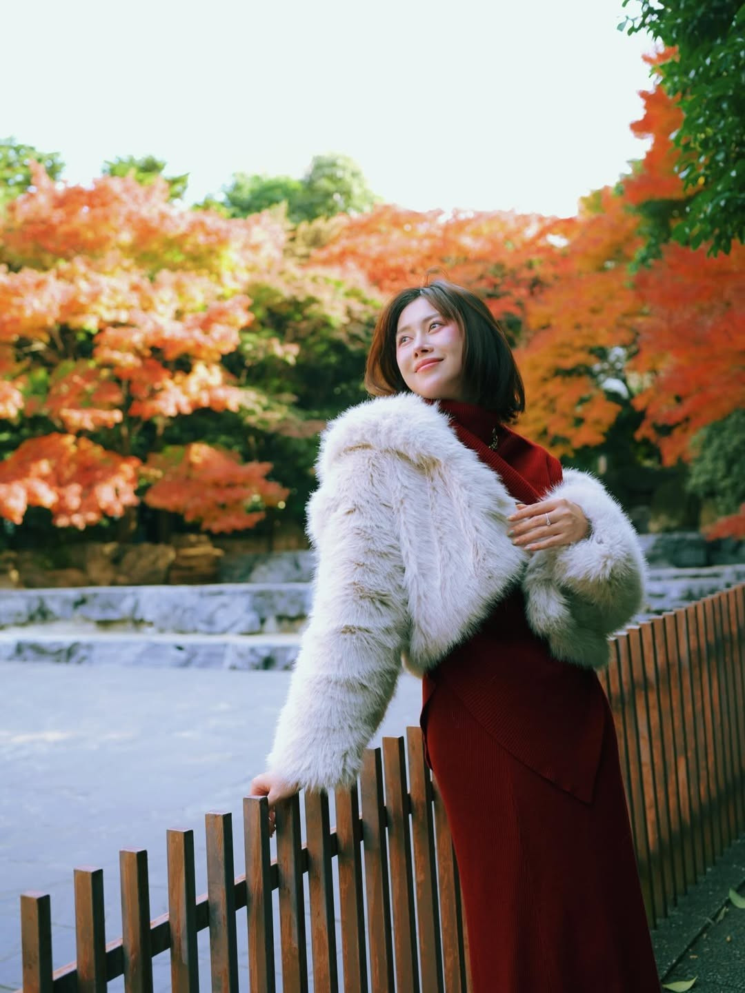 Thân hình cân đối cùng thần thái tự tin khiến mỗi khung hình đều toát lên vẻ cuốn hút rất riêng, đúng chất một fashionista đời thường.