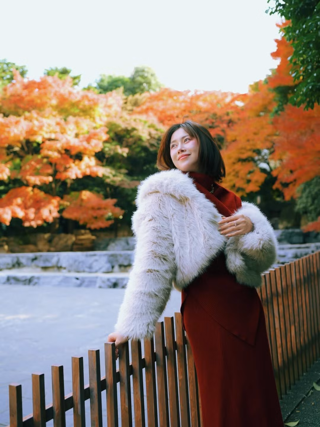 Thân hình cân đối cùng thần thái tự tin khiến mỗi khung hình đều toát lên vẻ cuốn hút rất riêng, đúng chất một fashionista đời thường.