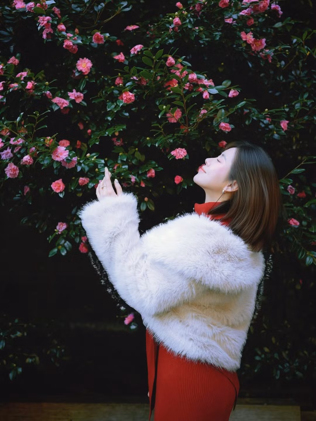 Gương mặt nhỏ nhắn, làn da sáng mịn cùng lối trang điểm nhẹ nhàng giúp cô trông trẻ trung, rạng rỡ giữa không gian thiên nhiên lãng mạn.