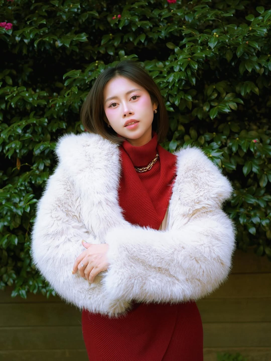 Trong loạt hình được đăng tải, Việt Phương Thoa xuất hiện với những set đồ tinh tế, tông màu ấm áp, hài hòa với cảnh sắc xứ sở hoa anh đào. Chiếc váy ôm dáng kết hợp áo khoác lông trắng giúp tôn lên sắc vóc thon gọn, mảnh mai của cô nàng.