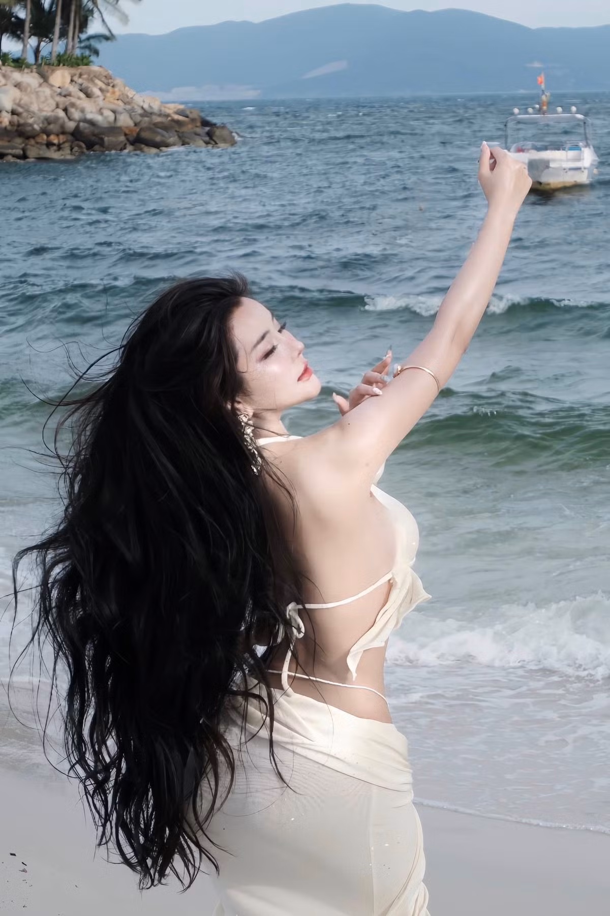 Nhan sắc trong trẻo, nụ cười rạng rỡ của Ngọc Trân nhanh chóng thu hút sự chú ý của cộng đồng mạng và thậm chí còn được một số trang tin nước ngoài như Hàn Quốc, Trung Quốc ca ngợi.