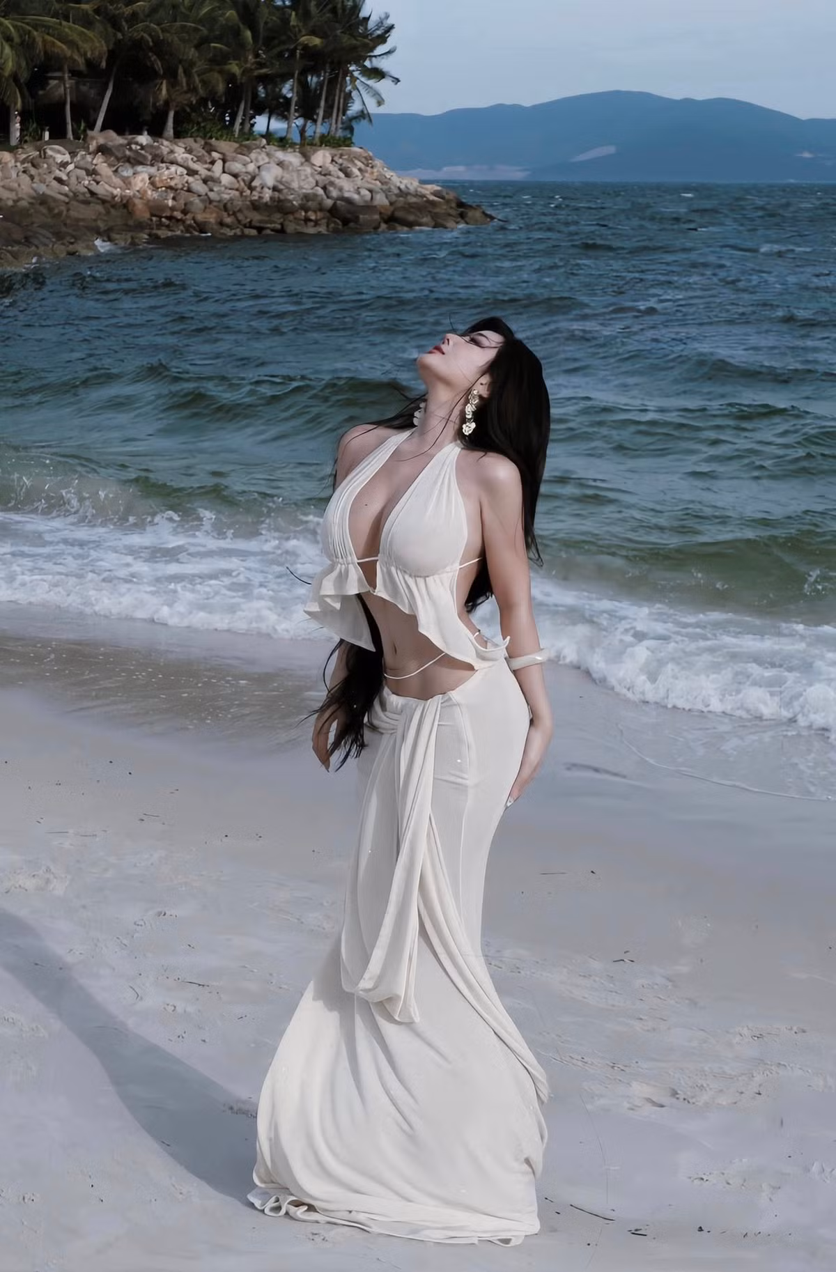 Vốn nổi tiếng với vẻ ngoài xinh đẹp, cuốn hút, Võ Ngọc Trân luôn biết cách "đốt mắt" người xem bằng những khoảnh khắc khoe dáng đầy tự tin.