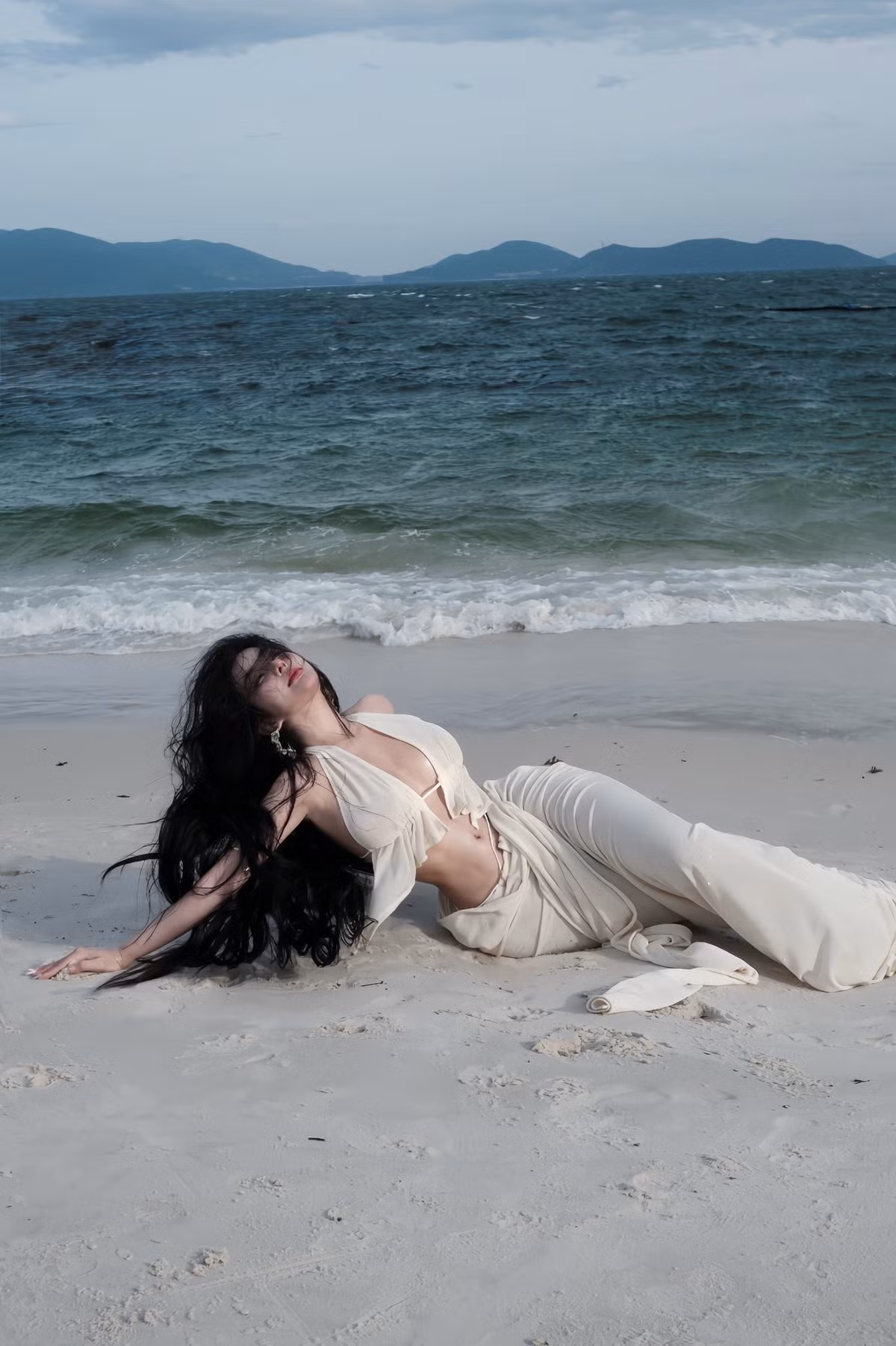 Thay vì bikini, Ngọc Trân diện bộ đồ có những đường cắt xẻ táo bạo, khéo léo khoe trọn đường cong cơ thể quyến rũ cùng vòng eo thon gọn đáng mơ ước.