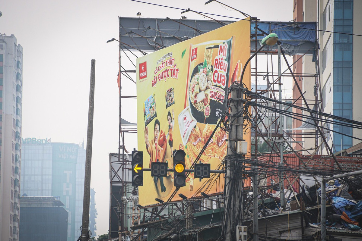 Những biển quảng cáo này được đặt tại những vị trí đắc địa như ngã ba, ngã tư... có đông người qua lại. Cách bố trí những biển quảng cáo này thường được đặt gần với đường và bên trong có dây điện chằng chịt.