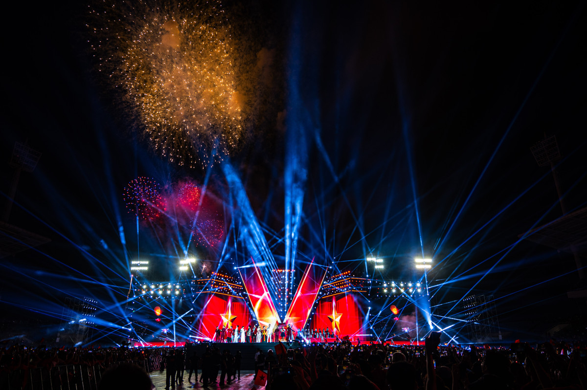 Hình ảnh pháo hoa rực rỡ trên bầu trời Hà Nội khép lại đêm nhạc. Ảnh: Việt Hà.