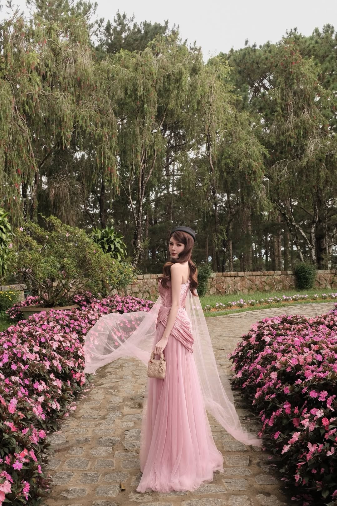 Cũng từ dấu mốc trên, Lilly Luta hoạt động sôi nổi trong lĩnh vực người mẫu ảnh và nhanh chóng trở thành gương mặt quen thuộc trên các trang mạng xã hội nhờ vẻ đẹp mong manh, trong sáng hiếm có.