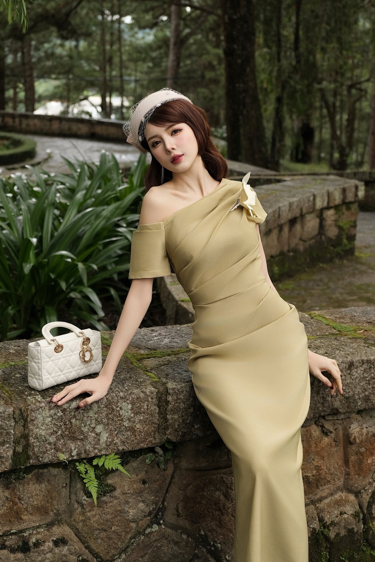 Bên cạnh sự nghiệp, đời tư và chuyện tình cảm của Lilly Luta cũng không ít lần trở thành đề tài bàn tán. Cô từng vướng tin đồn hẹn hò với ca sĩ Bùi Anh Tuấn khi cả hai bị bắt gặp đi ăn khuya, có những cử chỉ thân mật.