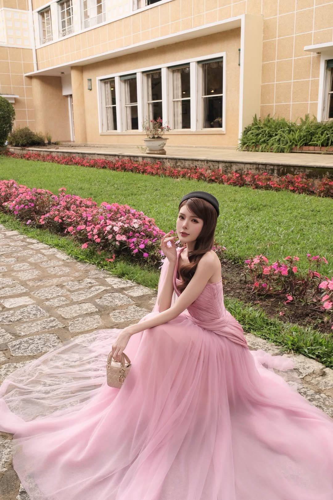 Lilly Luta (tên thật Nguyễn Thị Lượm, SN 1992, quê gốc Khánh Hòa) là một trong những hot girl đời đầu được đông đảo cộng đồng mạng yêu mến. Cô bắt đầu được chú ý nhiều hơn khi giành giải Nữ sinh khả ái tại cuộc thi Miss Ngôi sao 2012.