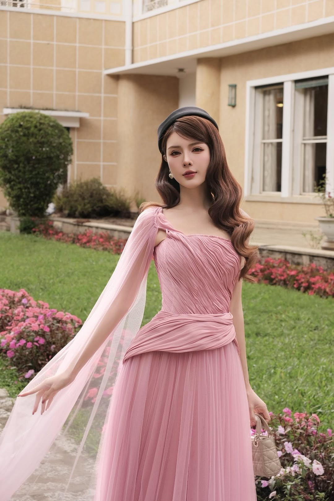 Lớp voan mỏng buông dài, bay nhẹ theo từng bước chân càng khiến tổng thể trở nên lãng mạn, yêu kiều. Gam hồng dịu dàng kết hợp với không gian vườn hoa rực rỡ tạo nên khung hình hài hòa, làm nổi bật vẻ đẹp ngọt ngào đặc trưng của Lilly Luta.