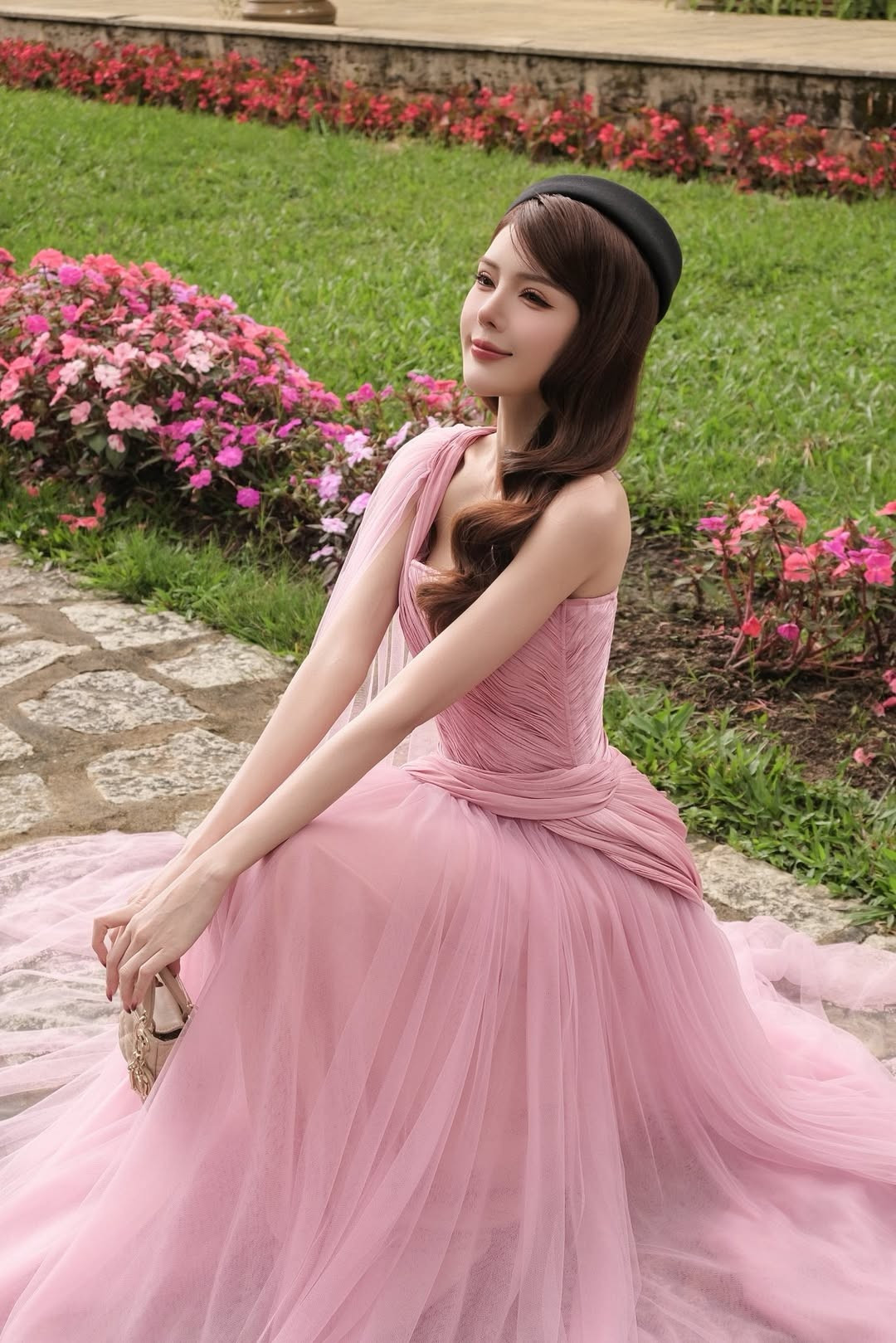 Thần thái dịu dàng, ánh nhìn mềm mại nhưng vẫn có chiều sâu khiến nhiều người nhận xét rằng Lilly Luta dường như “không tuổi” theo thời gian.