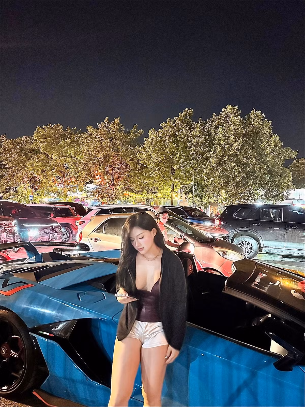 Khoảnh khắc Bảo Trân thả dáng bên “bò chiến” đã nhanh chóng gây bão MXH.