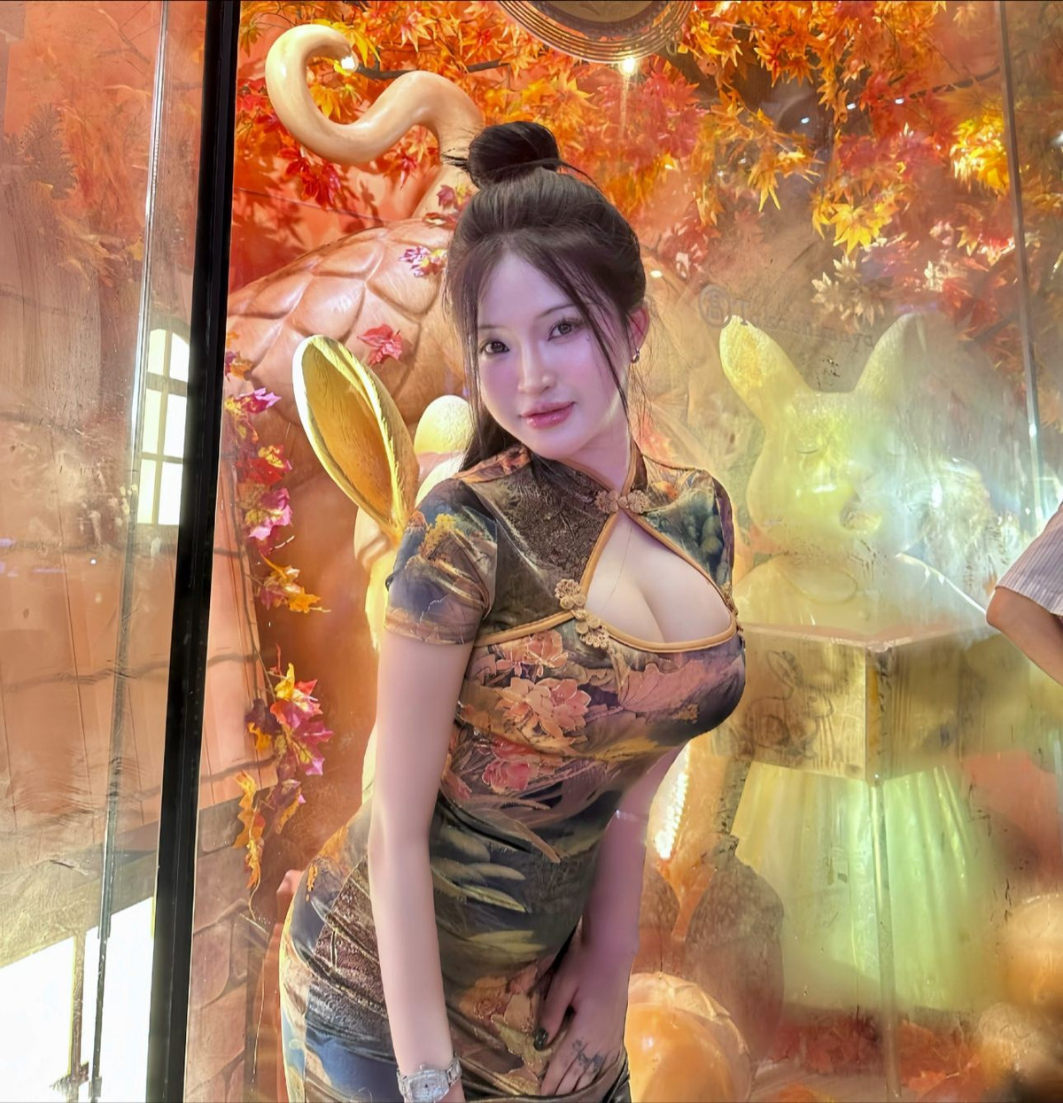 Sự tương phản giữa vẻ đẹp mềm mại, nữ tính của cô nàng và thiết kế góc cạnh, mạnh mẽ của chiếc Lamborghini tạo nên một khung hình vừa gợi cảm vừa đậm chất “luxury”.