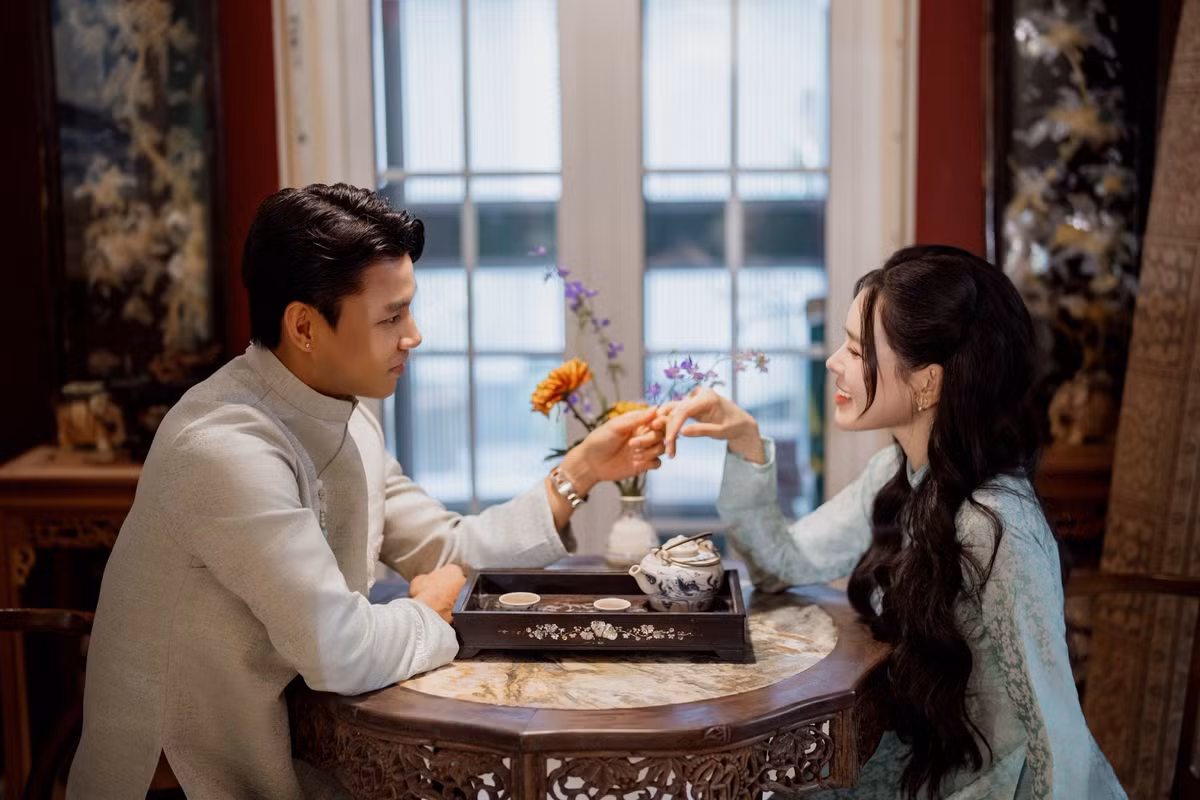 Cụ thể, Văn Thanh và Bích Hạnh không ngần ngại gọi nhau là "chồng", "vợ", cùng để trạng thái "đã đính hôn" trên tài khoản Facebook. Khi phản hồi các bình luận "giục cưới" của người quen, bạn bè, cả hai cũng ẩn ý: "Lên đồ thôi" hay "Chuẩn bị dần".