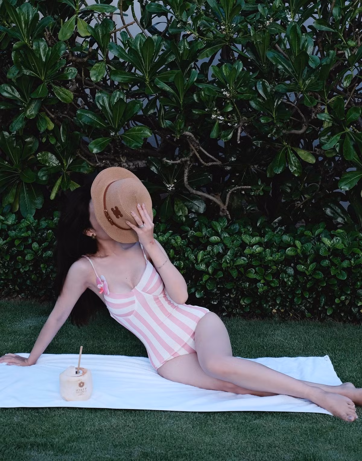 Từng được biết đến với biệt danh "hot girl cô giáo" trước khi về chung một nhà với tiền vệ tài hoa xứ Nghệ, Nhật Linh ở tuổi 28 ngày càng chứng tỏ sức hút mặn mà, đằm thắm.