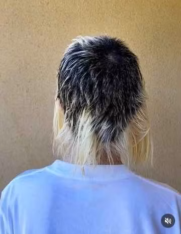 Theo DJ Soda, từ cuối năm 2021, cô chỉ nhuộm màu nâu nhạt và chỉnh phần chân tóc. Tuy nhiên, sau khi nghe lời khuyên của chủ salon về việc nên thay đổi phong cách, cô không nghĩ nhiều mà quyết định tẩy tóc.