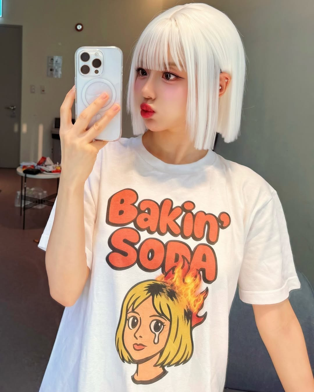 Trước đó vào ngày 17/6, DJ Soda (tên thật Hwang So-hee, sinh năm 1988) gây sốc khi chia sẻ loạt hình ảnh mái tóc bị rụng một mảng lớn sau khi tẩy tóc ở một tiệm quen.