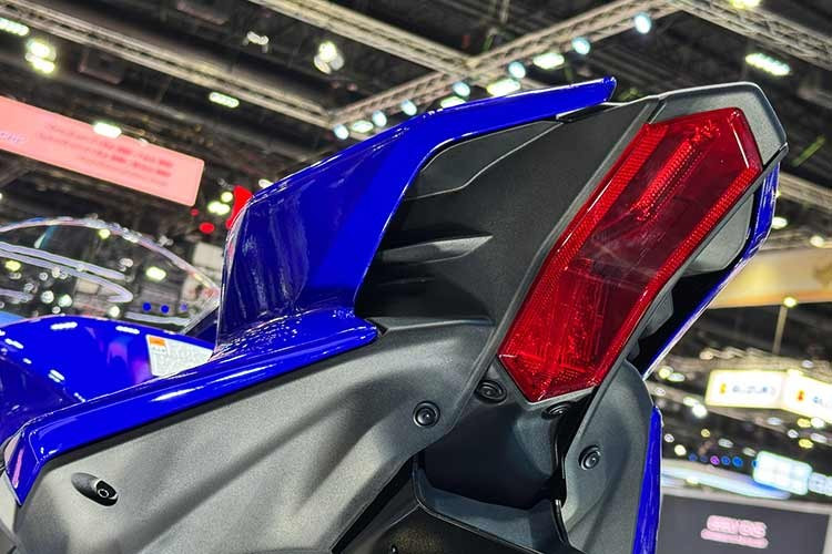 Nối với khung là phuộc KYB USD đường kính ti trong 43mm, có thể điều chỉnh hoàn toàn cả độ nén và nảy. Mỗi bên phuộc có thể được điều chỉnh riêng: bên phải để chỉnh nảy hồi và bên trái để nén, cả ở tốc độ cao và thấp. Bên trong, hệ thống thủy lực của phuộc đã được thiết kế lại để tối ưu hóa áp suất bên trong, cải thiện phản ứng giảm xóc, cảm giác tiếp xúc và độ ổn định. Giảm xóc đơn cũng là KYB, có thể điều chỉnh hoàn toàn.