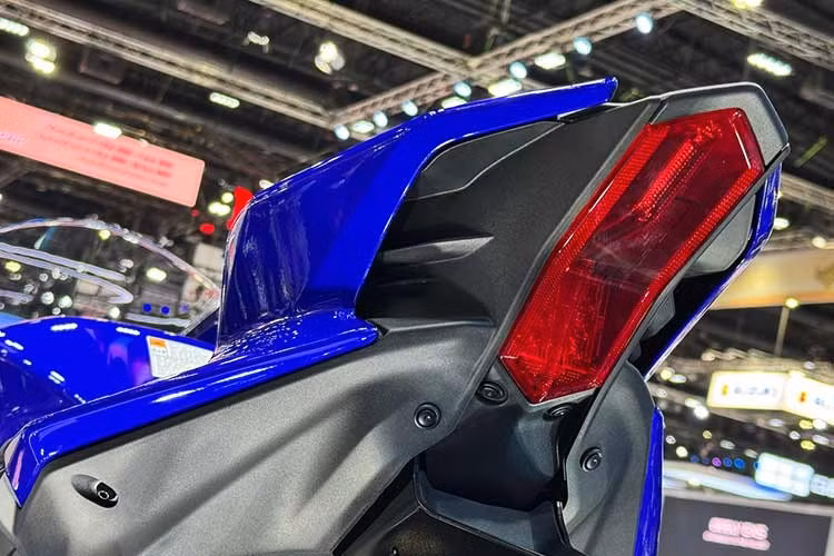 Nối với khung là phuộc KYB USD đường kính ti trong 43mm, có thể điều chỉnh hoàn toàn cả độ nén và nảy. Mỗi bên phuộc có thể được điều chỉnh riêng: bên phải để chỉnh nảy hồi và bên trái để nén, cả ở tốc độ cao và thấp. Bên trong, hệ thống thủy lực của phuộc đã được thiết kế lại để tối ưu hóa áp suất bên trong, cải thiện phản ứng giảm xóc, cảm giác tiếp xúc và độ ổn định. Giảm xóc đơn cũng là KYB, có thể điều chỉnh hoàn toàn.