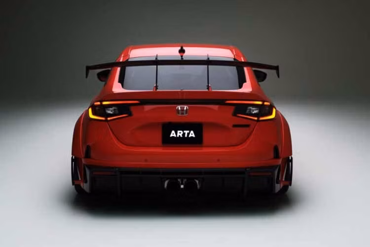 Phần ngoại thất của ARTA GT được thiết kế riêng biệt, bao gồm cản trước, lưới tản nhiệt và vè trước mới. Các chi tiết như cánh chia gió trước (under-spoiler), cánh gió nhỏ (canards) và ống hút gió trên nắp capo đều được làm bằng sợi carbon.