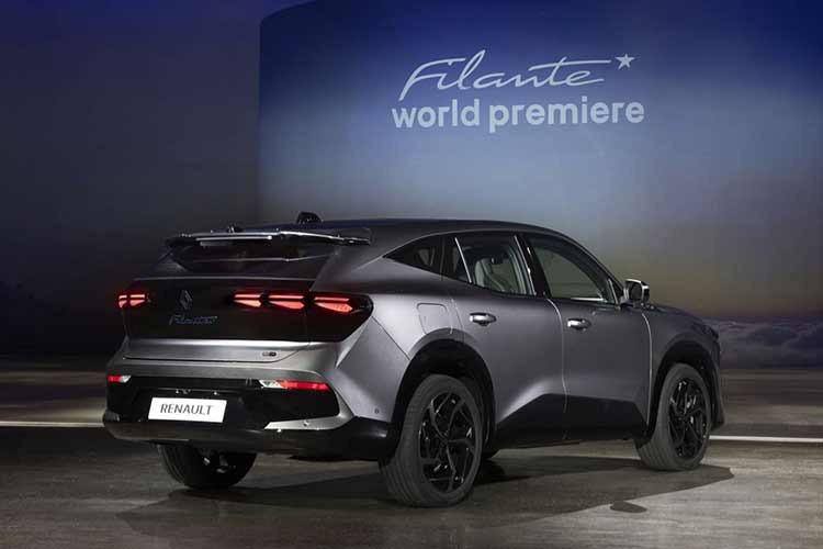 Chỉ cần nhìn thoáng qua chiếc SUV này, bạn sẽ thấy ngay rằng, dù có những nâng cấp rõ rệt về thiết kế so với các mẫu Renault khác cùng thời (đặc biệt là phần đuôi xe, lạ thay lại trông hầm hố hơn hẳn phần đầu), thì tổng thể hình dáng của nó vẫn giống hệt các mẫu Renault khác trên thị trường.