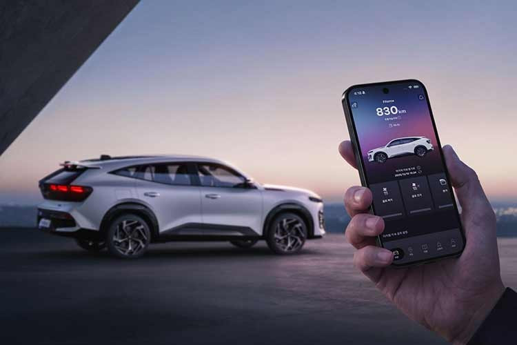 Hai mô tơ điện trong hệ thống đảm nhiệm các vai trò khác nhau. Mô tơ mạnh hơn được sử dụng để tạo lực kéo, trong khi mô tơ yếu hơn hoạt động như một máy phát khởi động cao áp. Điều này có nghĩa là nó chỉ được sử dụng để khởi động động cơ đốt trong và sạc pin tạo lực kéo. Một pin lithium-ion 1,64 kWh được trang bị để luôn khởi động chiếc SUV ở chế độ hoàn toàn bằng điện.