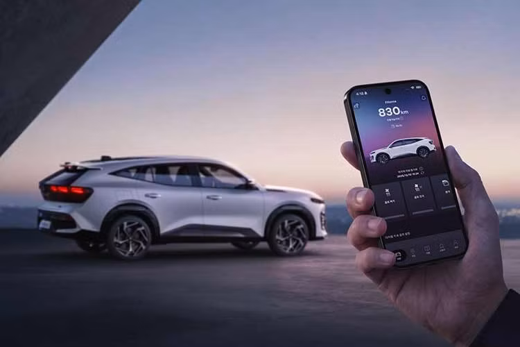 Hai mô tơ điện trong hệ thống đảm nhiệm các vai trò khác nhau. Mô tơ mạnh hơn được sử dụng để tạo lực kéo, trong khi mô tơ yếu hơn hoạt động như một máy phát khởi động cao áp. Điều này có nghĩa là nó chỉ được sử dụng để khởi động động cơ đốt trong và sạc pin tạo lực kéo. Một pin lithium-ion 1,64 kWh được trang bị để luôn khởi động chiếc SUV ở chế độ hoàn toàn bằng điện.