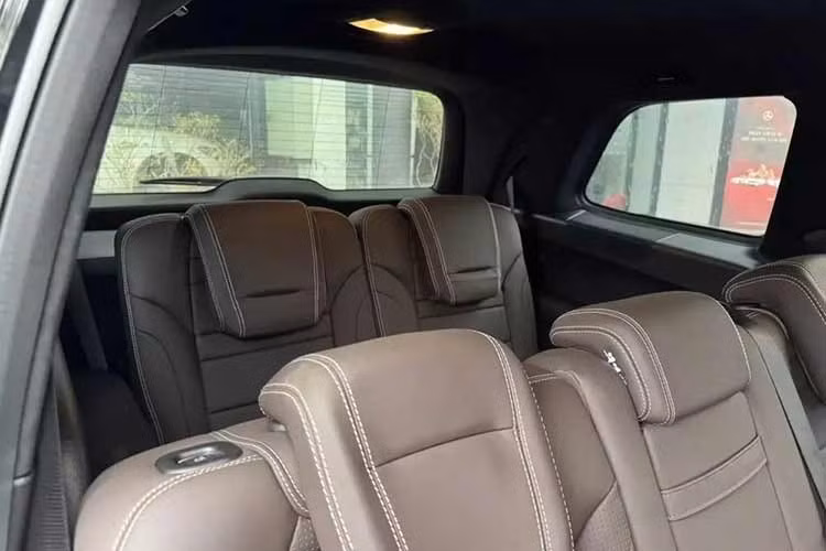 Ngoài ra, xe còn được trang bị một số chi tiết trang trí nội thất đặc trưng như các tấm ốp sợi carbon, thảm sàn AMG, bảng đồng hồ AMG, các pedal thể thao… Hàng ghế trước thể thao với logo AMG trên tựa lưng, tích hợp sưởi/quạt gió/massage và bọc da Nappa cao cấp... là điểm đặc trưng riêng của GLS 63 AMG so với các phiên bản thường.