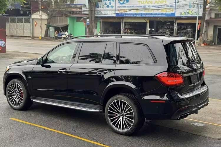 Mercedes-Benz GLS63 AMG sở hữu động cơ V8, dung tích 5,5 lít, sản sinh công suất tối đa 585 mã lực và mô-men xoắn cực đại 760 Nm. Kết hợp với hộp số tự động 7 cấp AMG Speedshift Plus 7G-Tronic và hệ dẫn động 4 bánh toàn thời gian 4Matic, động cơ cho phép xe có thể tăng tốc từ 0-100 km/h trong 4,6 giây trước khi đạt vận tốc tối đa giới hạn điện tử 250 km/h.