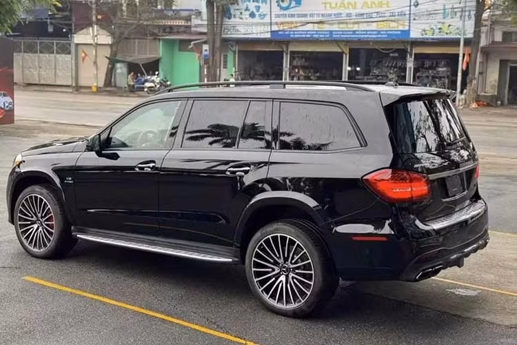 Mercedes-Benz GLS63 AMG sở hữu động cơ V8, dung tích 5,5 lít, sản sinh công suất tối đa 585 mã lực và mô-men xoắn cực đại 760 Nm. Kết hợp với hộp số tự động 7 cấp AMG Speedshift Plus 7G-Tronic và hệ dẫn động 4 bánh toàn thời gian 4Matic, động cơ cho phép xe có thể tăng tốc từ 0-100 km/h trong 4,6 giây trước khi đạt vận tốc tối đa giới hạn điện tử 250 km/h.