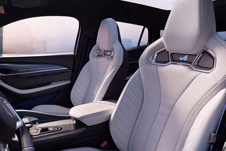 Khi nói đến hệ thống truyền động cho Filante, Renault không làm phức tạp mọi thứ, và ít nhất là hiện tại, hãng sẽ chỉ cung cấp một phiên bản duy nhất cho mẫu SUV này, đó là E-Tech 250, một hệ thống hybrid hoàn chỉnh quen thuộc từ các hãng xe Pháp.