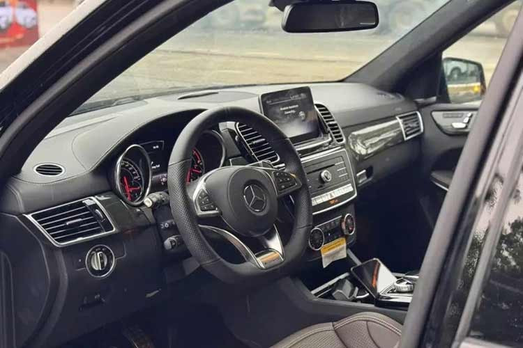 Bên trong khoang lái Mercedes-Benz GLS là không gian nội thất 3 hàng ghế, 7 chỗ rộng rãi cùng các chất liệu cao cấp như da và gỗ. Xe được trang bị màn hình màu TFT 8 inch kết nối Apple CarPlay và Android Auto, touchpad tách rời trên bảng táp-lô, vô lăng bọc da Nappa, hệ thống âm thanh vòm Bang &amp; Olufsen 14 loa và khởi động máy bằng nút bấm.