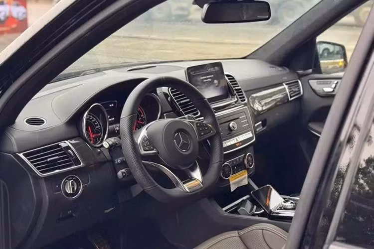 Bên trong khoang lái Mercedes-Benz GLS là không gian nội thất 3 hàng ghế, 7 chỗ rộng rãi cùng các chất liệu cao cấp như da và gỗ. Xe được trang bị màn hình màu TFT 8 inch kết nối Apple CarPlay và Android Auto, touchpad tách rời trên bảng táp-lô, vô lăng bọc da Nappa, hệ thống âm thanh vòm Bang &amp; Olufsen 14 loa và khởi động máy bằng nút bấm.