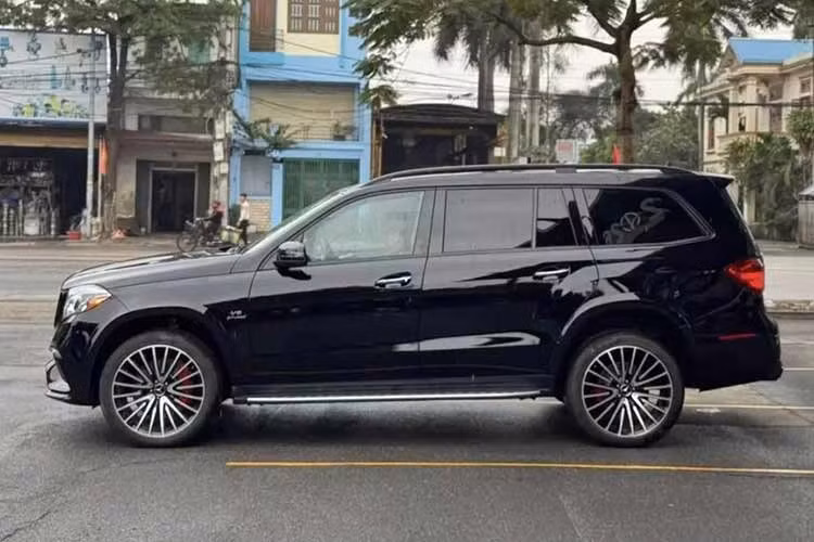 Được biết, vào năm 2023, Chi cục Hải quan cửa khẩu cảng Hải Phòng khu vực 2 (Cục Hải quan Hải Phòng) đã đăng thông báo tìm chủ nhân cho chiếc Mercedes-Benz GLS 63 bị “bỏ quên” tại cảng. Theo thông tin được đăng tải, chiếc xe này cập cảng từ ngày 20/10/2018 tại Cảng Nam Hải Đình Vũ và chưa có người nhận.