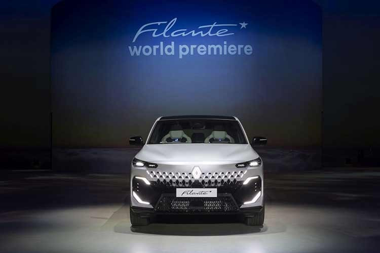 Phần đuôi xe như tôi đã đề cập, cũng như dải đèn chiếu sáng mới ở phía trước, được tạo ra bằng đèn LED siêu mỏng, là những yếu tố giúp chiếc SUV này nổi bật so với các đối thủ, khiến nó trông rộng hơn và dài hơn so với kích thước thực tế: 1.890 mm (không tính gương chiếu hậu) và 4.915 mm.