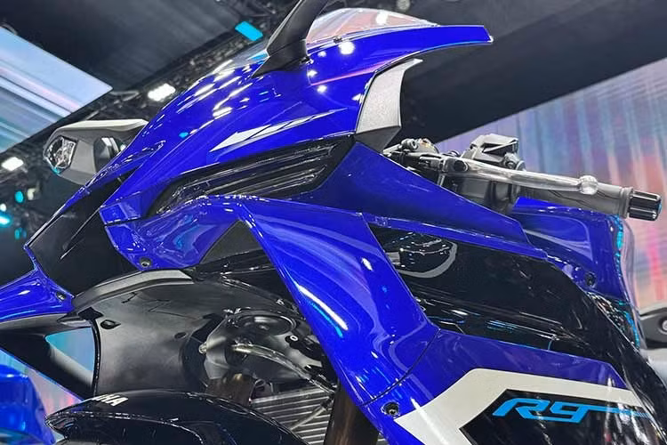 Tuy nhiên khác với 3 người anh em trên, khung được phát triển riêng cho chiếc xe với dạng Deltabox bằng nhôm đúc. So với các mẫu CP3 khác, độ cứng cao hơn ở cả ba hướng: xoắn, dọc và ngang. Yamaha cũng đặc biệt chú ý đến trọng lượng: chỉ với 9,7kg được công bố, đây là khung nhẹ nhất từng được sử dụng trên một chiếc sportbike của hãng. Cũng nhờ khung nhẹ, R9 mới có trọng lượng ở mức 195kg ướt.