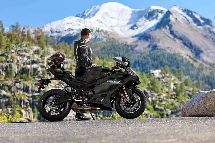 Nhiều thiết bị hỗ trợ điện tử xuất hiện trên R9 như: Phân phối sức mạnh (PWR), Kiểm soát lực kéo (TCS), Hệ thống kiểm soát trượt (SCS), Kiểm soát phanh (BC), chống trượt bánh sau (BSR), Quản lý lực hãm phanh động cơ (EBM) và Kiểm soát chống "bốc đầu" (LIF). Có 3 chế độ lái cài sẵn (Rain, Sport, Street) và hai chế độ khác có thể định cấu hình, cho phép tùy chỉnh sự can thiệp của tất cả các thông số nói trên.