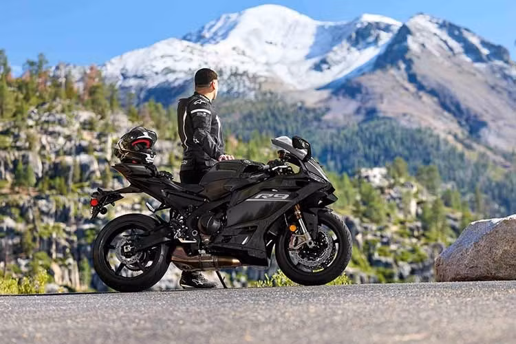 Nhiều thiết bị hỗ trợ điện tử xuất hiện trên R9 như: Phân phối sức mạnh (PWR), Kiểm soát lực kéo (TCS), Hệ thống kiểm soát trượt (SCS), Kiểm soát phanh (BC), chống trượt bánh sau (BSR), Quản lý lực hãm phanh động cơ (EBM) và Kiểm soát chống "bốc đầu" (LIF). Có 3 chế độ lái cài sẵn (Rain, Sport, Street) và hai chế độ khác có thể định cấu hình, cho phép tùy chỉnh sự can thiệp của tất cả các thông số nói trên.