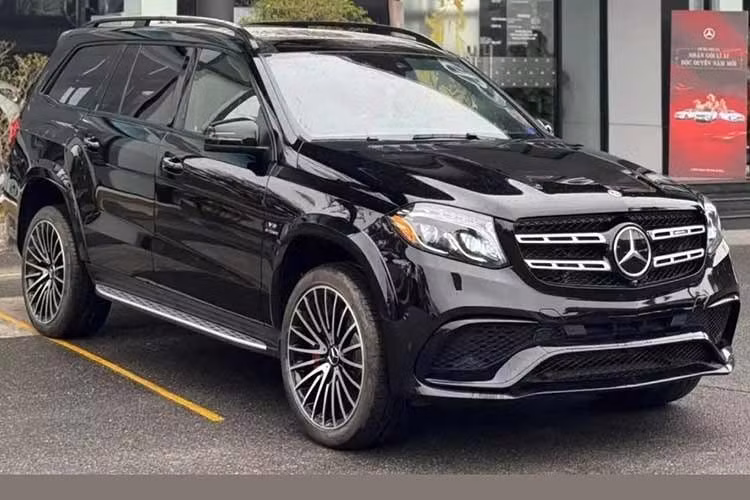 Mức tiêu thụ nhiên liệu trung bình của GLS 63 AMG cũng khá “khiêm tốn”, lên tới 12,3 lít/100 km. Tại thị trường nước ngoài, Mercedes-Benz GLS 63 có giá khởi điểm trên 126.000 USD (khoảng gần 3 tỷ đồng) chưa bao gồm các tùy chọn.