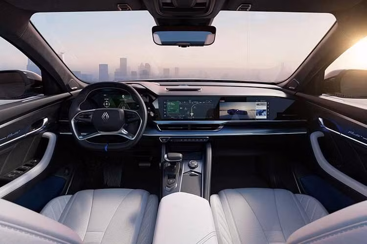 Khoang nội thất của Filante không có gì đột phá, nhưng nó ra mắt hệ thống OpenR Panorama thế hệ mới, tích hợp ba màn hình toàn cảnh (bảng đồng hồ, màn hình trung tâm và màn hình hành khách), mỗi màn hình có kích thước 12,3 inch. Hệ thống này tương thích với Android Automotive và có thể được hỗ trợ bởi màn hình hiển thị thông tin trên kính chắn gió thực tế ảo tăng cường 25,6 inch.