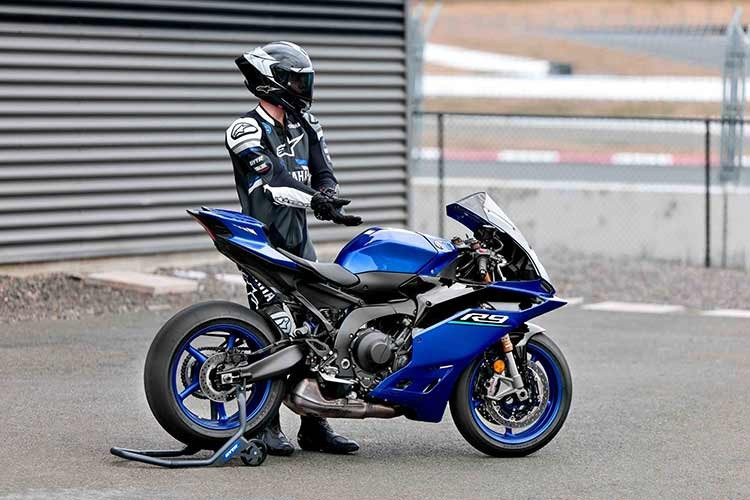 Yamaha Việt Nam phân phối R9 tại Việt Nam với giá 339 triệu đồng và 2 màu xanh hoặc đen. Con số này khiến nó trở thành mẫu supersport phân khối lớn dưới 1.000cc rẻ thứ nhì được phân phối chính hãng tại Việt Nam, đắt hơn Kawasaki Ninja ZX-6R (299 triệu đồng) nhưng rẻ hơn loạt đối thủ châu Âu như Ducati Panigale V2 hay Aprilia RS 660.