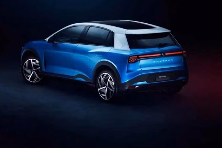 Nội thất của xe bao gồm màn hình trung tâm cảm ứng 15,6 inch, hỗ trợ Apple CarPlay/Android Auto không dây, cùng màn hình kỹ thuật số 9,2 inch sau vô-lăng và hệ thống âm thanh 7 hoặc 12 loa. Các trang bị an toàn tiêu chuẩn gồm: ga tự động thích ứng, hỗ trợ giữ làn, cảnh báo điểm mù và camera lùi.