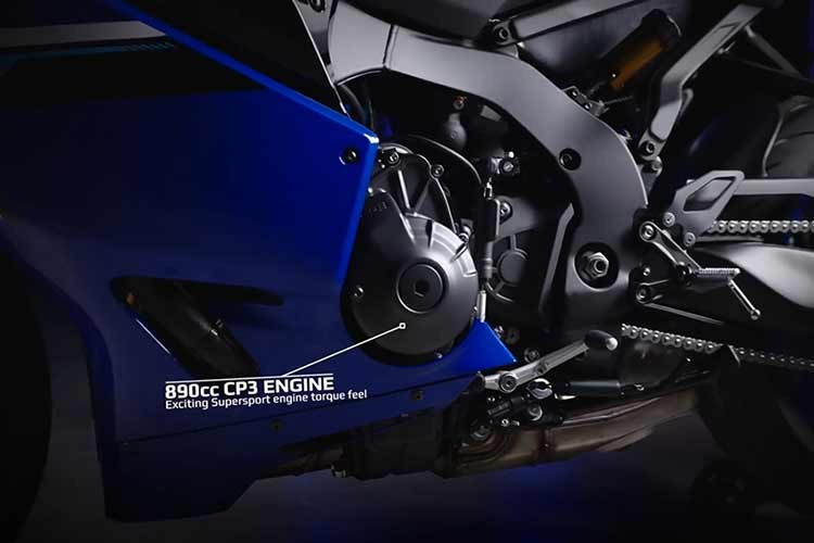 Chiều dài cơ sở, góc nghiêng cổ phốt và khoảng cách kết nối từ bánh xe Yamaha R9 2026 tới góc lái (trail) lần lượt là 1.420 mm, 22,35°, 94mm. Gói điện tử bắt nguồn từ R1 và bao gồm cảm biến chuyển động quán tính sáu trục.