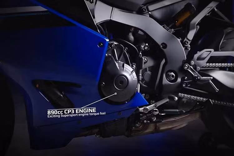 Chiều dài cơ sở, góc nghiêng cổ phốt và khoảng cách kết nối từ bánh xe Yamaha R9 2026 tới góc lái (trail) lần lượt là 1.420 mm, 22,35°, 94mm. Gói điện tử bắt nguồn từ R1 và bao gồm cảm biến chuyển động quán tính sáu trục.