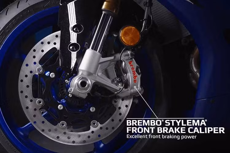 Hệ thống định vị thông qua ứng dụng Garmin StreetCross có sẵn dưới dạng tùy chọn. Y-TRAC , một ứng dụng tùy chọn, cho phép ghi lại thời gian vòng đua trên đường đua và trong các đoạn khác nhau, cũng như thu thập dữ liệu như góc nghiêng tối đa , tua máy và mức độ can thiệp kiểm soát lực kéo.