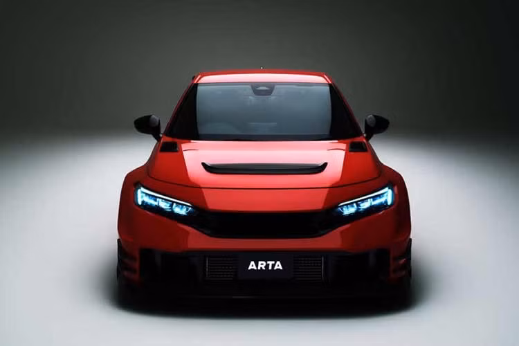 Ngay từ bản tiêu chuẩn, Civic Type R đã sở hữu thiết kế thể thao mạnh mẽ. Tuy nhiên, phiên bản ARTA GT còn được nâng cấp khí động học để cải thiện độ ổn định ở tốc độ cao và mang lại diện mạo hầm hố hơn nữa. Kích thước tổng thể của xe cũng được mở rộng: dài 4.635 mm, rộng 1.955 mm và cao 1.395 mm.