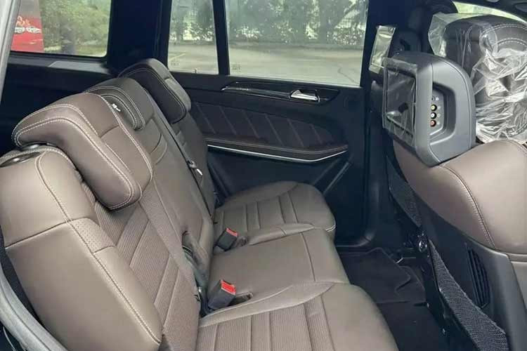 Với kích thước lớn, GLS 63 AMG có tới 7 chỗ ngồi cùng khoảng không gian cho hàng ghế thứ 2 rộng rãi. Hàng ghế này cũng đầy đủ tiện nghi với hệ thống sưởi cùng chức năng gập lưng ghế bằng 1 nút bấm Easy-Entry, dù lưng ghế hơi thấp. Đương nhiên, một chiếc xe ở đẳng cấp như GLS 63 AMG không thể thiếu vắng hệ thống điều hòa không khí tự động đa vùng.
